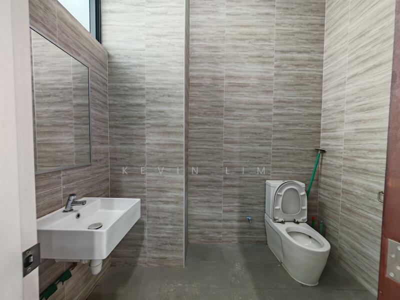 Rare Cheap Flatted Unit Near Labardor MRT, Buona Vista / West Coast / Clementi New Town, 2,250 sqft, Light Industrial (B1) For Rent, by Kevin Lim, 60052120 - Bathroom - CommercialGuru.com.sg