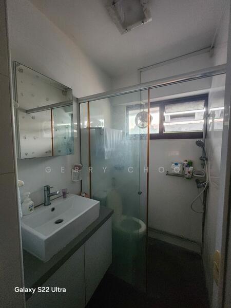 Clementi ST 11 Block 109, 11, 2 Bedrooms, 872 sqft, HDB Flat For Sale, by Gerry Choo, 60052696 - Master Bathroom - PropertyGuru.com.sg