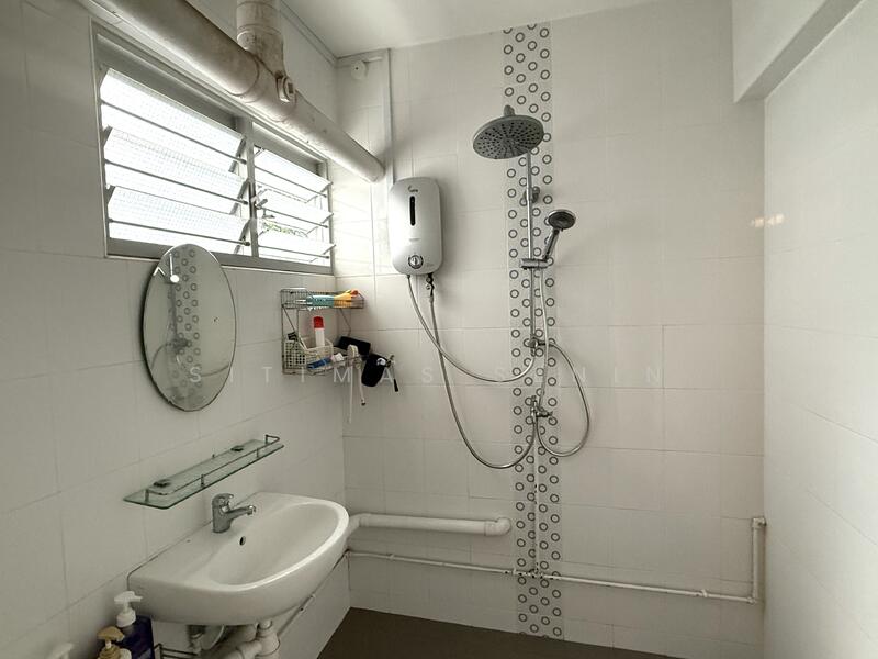 718 Bedok Reservoir Road, 718 Bedok Reservoir Road, 3 Bedrooms, 1,119 sqft, HDB Flat For Sale, by Sitimas Senin, 60052848 - Bathroom - PropertyGuru.com.sg