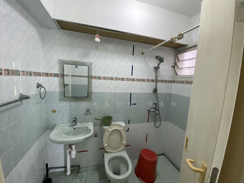 385 Bukit Batok West Avenue 5, 385 Bukit Batok West Avenue 5, 3 Bedrooms, 986 sqft, HDB Flat For Rent, by Dickson Tan, 60053681 - Bathroom - PropertyGuru.com.sg