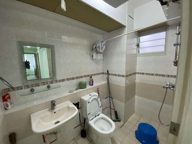 385 Bukit Batok West Avenue 5, 385 Bukit Batok West Avenue 5, 3 Bedrooms, 986 sqft, HDB Flat For Rent, by Dickson Tan, 60053681 - Bathroom - PropertyGuru.com.sg