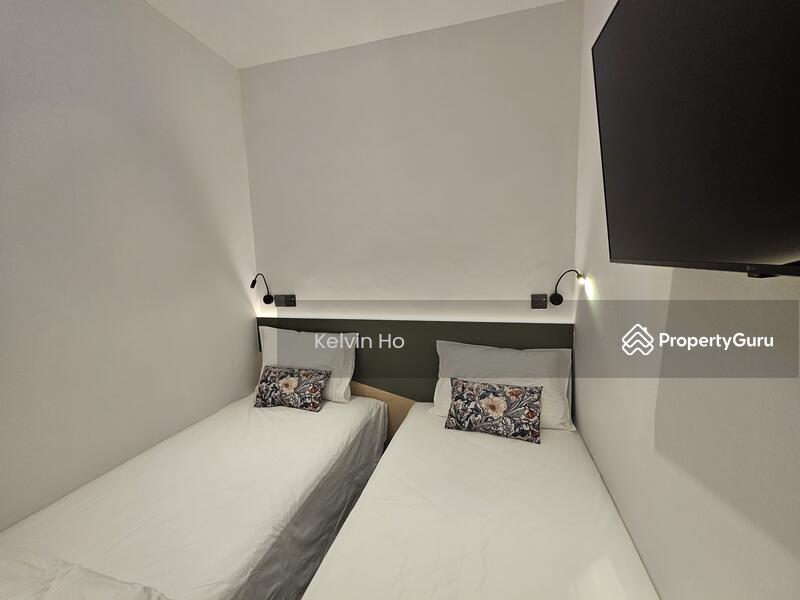 Bijou Twin e-window 200 sqft - Room 109