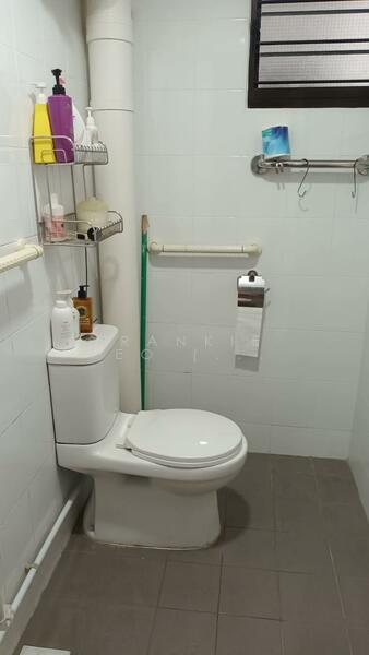 283 Bukit Batok East Avenue 3, 283 Bukit Batok East Avenue 3, Dairy Farm / Bukit Panjang / Choa Chu Kang, Room Rental, 150 sqft, HDB Flat For Rent, by Frankie Teo (张文仁), 60056402 - Bathroom - PropertyGuru.com.sg