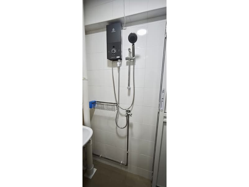 486 Jurong West Avenue 1, 486 Jurong West Avenue 1, Room Rental, 200 sqft, HDB Flat For Rent, by Theone ., 60057856 - Bathroom - PropertyGuru.com.sg