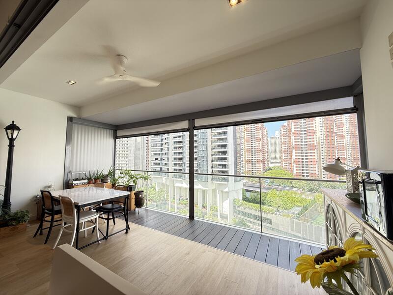 Living Room / Balcony