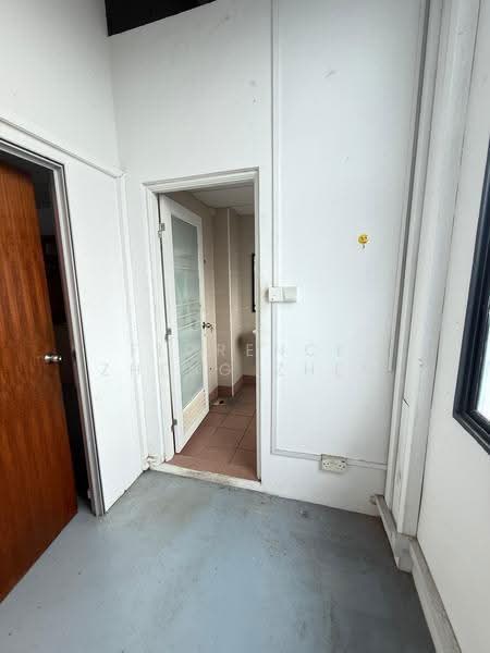 Tradehub 21, 8 Boon Lay Way, Boon Lay / Jurong / Tuas, 1,485 sqft, Light Industrial (B1) For Rent, by Florence Zheng Zhen, 60058976 - Entrance - CommercialGuru.com.sg