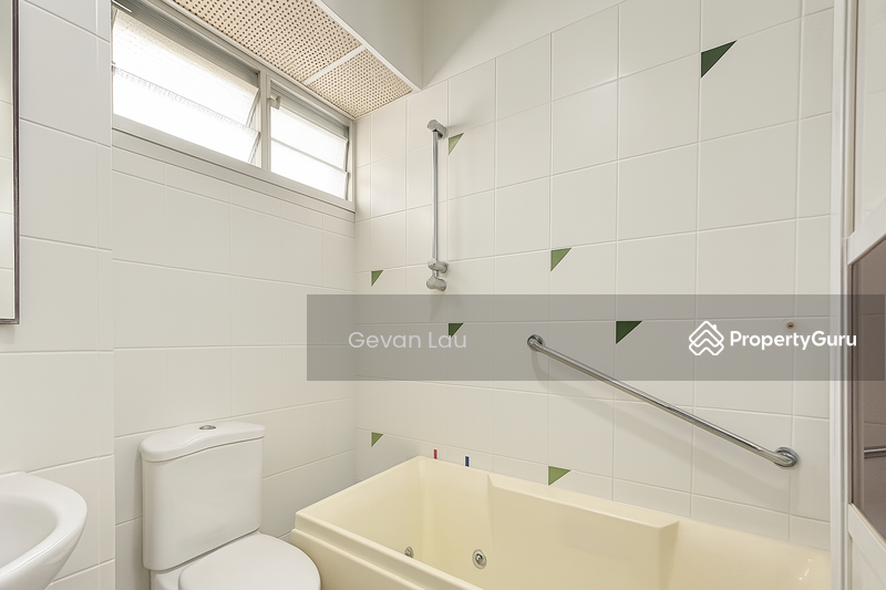 Master Bathroom w/ Bathtub