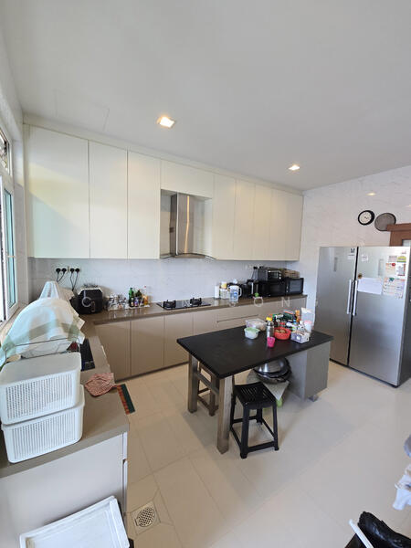 Broad kitchen - easy to move around!