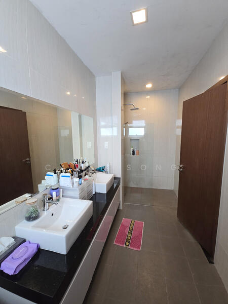 Master bath. Double Sink.