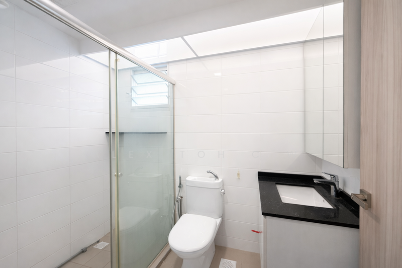 451B Bukit Batok West Avenue 6, 451B Bukit Batok West Avenue 6, 3 Bedrooms, 1,001 sqft, HDB Flat For Rent, by Alex Toh C W, 60060938 - Bathroom - PropertyGuru.com.sg