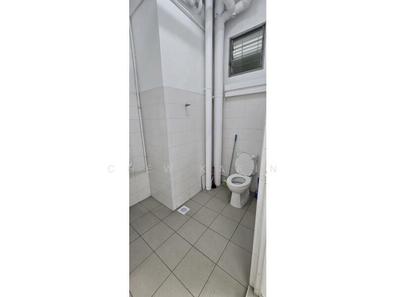 Wcega Tower, 21 Bukit Batok Crescent, 1,000 sqft, Light Industrial (B1) For Rent, by Chew Karin, 60061454 - Bathroom - CommercialGuru.com.sg