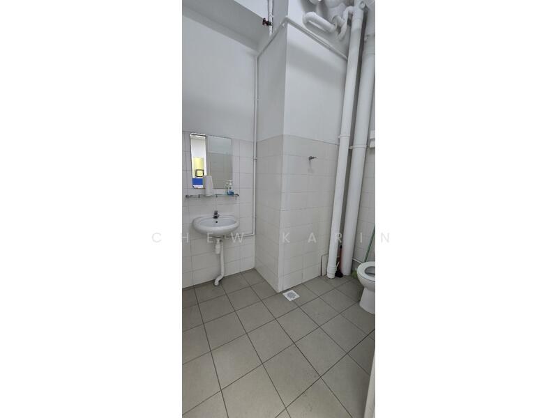 Wcega Tower, 21 Bukit Batok Crescent, 1,000 sqft, Light Industrial (B1) For Rent, by Chew Karin, 60061454 - Bathroom - CommercialGuru.com.sg