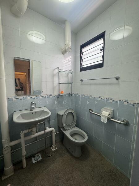 319 Clementi Avenue 4, 319 Clementi Avenue 4, 2 Bedrooms, 860 sqft, HDB Flat For Rent, by Cleo Lee, 60061500 - Bathroom - PropertyGuru.com.sg