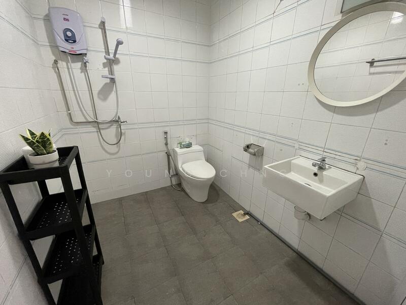 Sixth Avenue Centre, 805 Bukit Timah Road, Room Rental, 108 sqft, Apartment For Rent, by Young Chng, 60062241 - Bathroom - PropertyGuru.com.sg