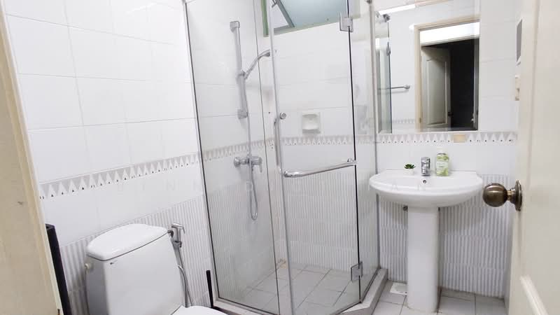 Tiara, 1 Kim Seng Walk, Room Rental, 120 sqft, Apartment For Rent, by Bennedict Tan, 60062636 - Bathroom - PropertyGuru.com.sg