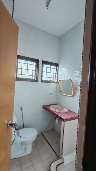 Thomson Garden Estate, Sin Ming Road, Ang Mo Kio / Bishan / Thomson, 4 Bedrooms, 2,500 sqft, Semi-Detached House For Sale, by Benedict Ng, 60063344 - Bathroom - PropertyGuru.com.sg