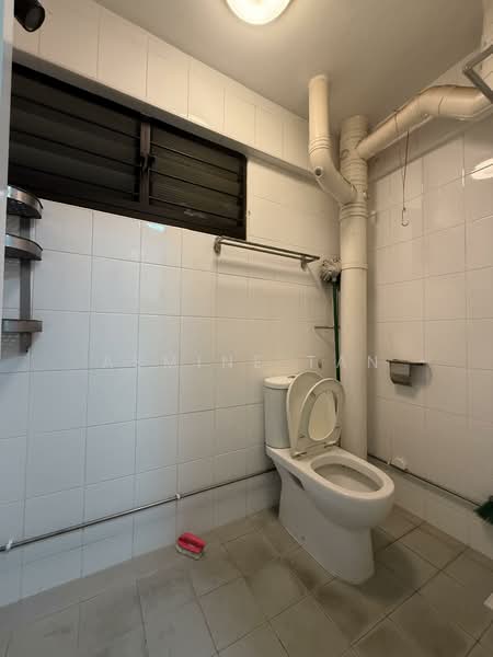 53 Teban Gardens Road, 53 Teban Gardens Road, 3 Bedrooms, 893 sqft, HDB Flat For Sale, by Asmine Tan, 60063464 - Bathroom - PropertyGuru.com.sg
