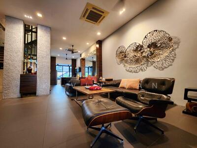 For Sale - ⭐️⭐️LANDED7772@ Almost New Freehold Terrace with Lift