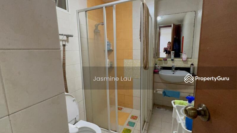 common bath with windows