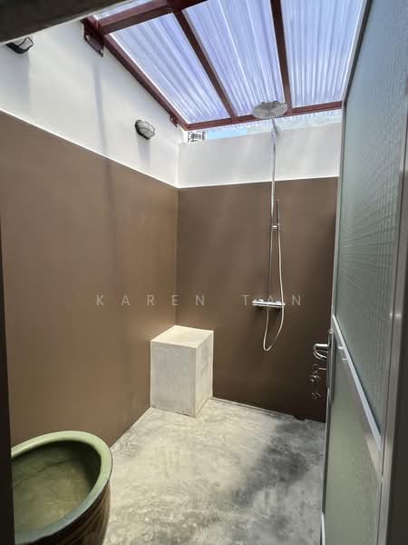 Everton Road, Everton Road, 3 Bedrooms, 3,800 sqft, Conservation House For Rent, by Karen Tan, 60064985 - Bathroom - PropertyGuru.com.sg