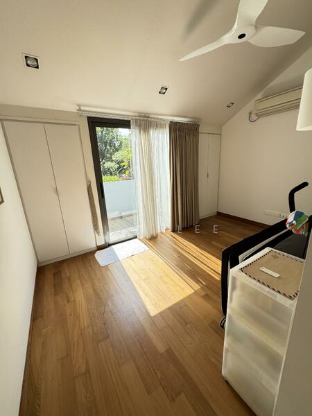 Attic : Junior master with attached bathroom