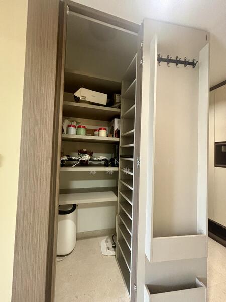 Seaside Residences Apartment For Sale at S$ 2,400,000 | PropertyGuru Singapore - Living closet 