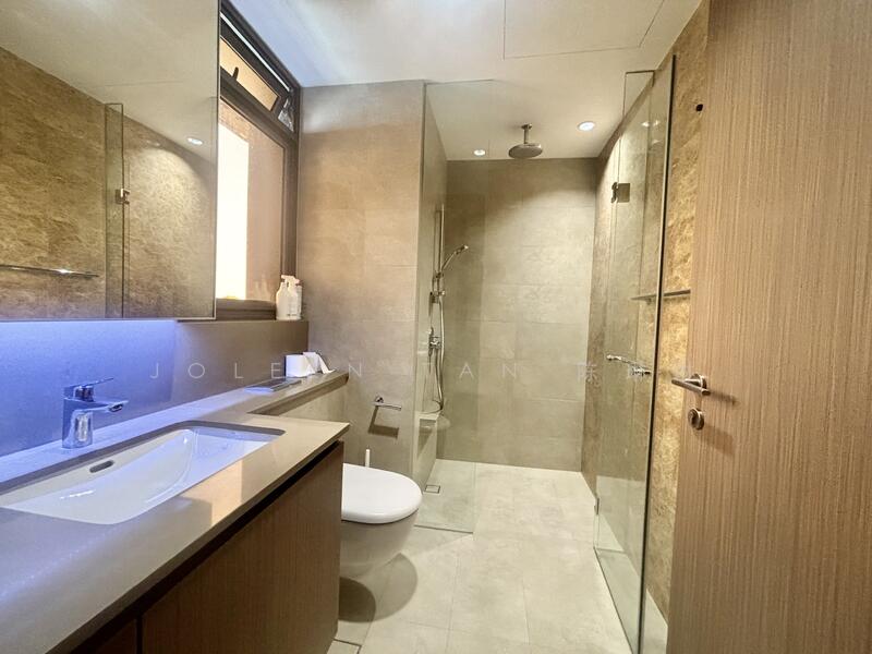 Seaside Residences Apartment For Sale at S$ 2,400,000 | PropertyGuru Singapore - Master bathroom 