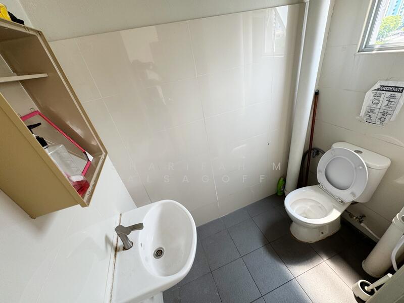 Pioneer Junction, 3 Soon Lee Street, 1,507 sqft, Factory / Workshop (B2) For Sale, by Sharifah M Alsagoff, 60068045 - Bathroom - CommercialGuru.com.sg
