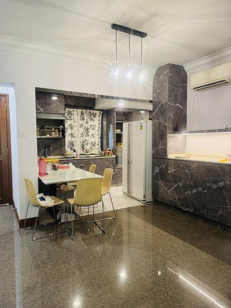 Open concept kitchen & dining area 