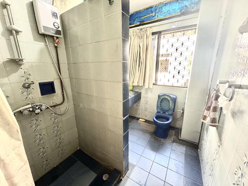 Spacious Bathroom