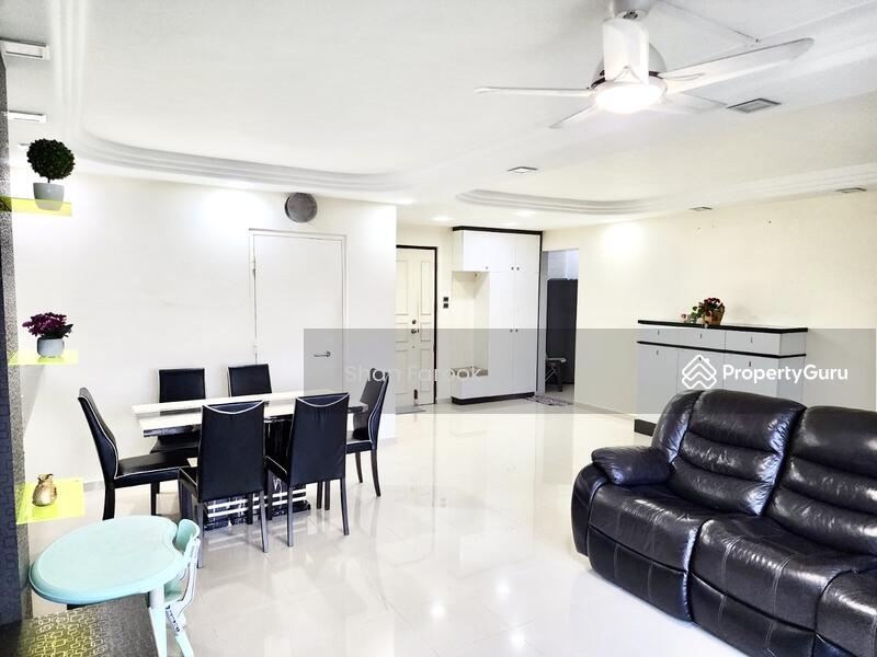 BRIGHT & SPACIOUS LIVING HALL