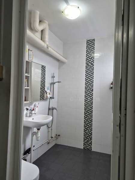 211 Bukit Batok Street 21, 211 Bukit Batok Street 21, 3 Bedrooms, 1,119 sqft, HDB Flat For Sale, by Luke Chew, 60068574 - Bathroom - PropertyGuru.com.sg