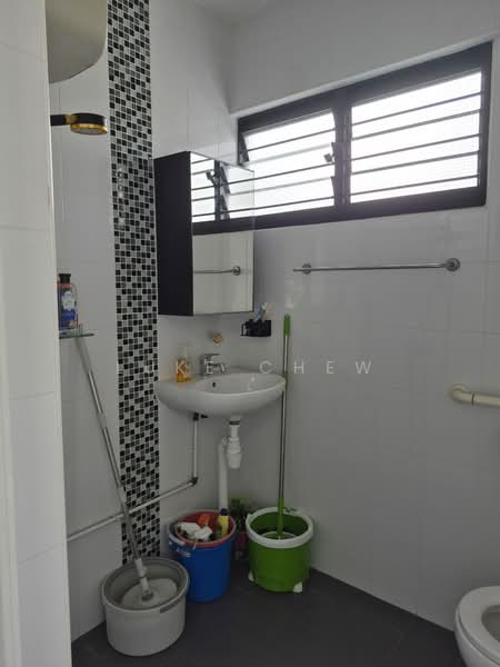 211 Bukit Batok Street 21, 211 Bukit Batok Street 21, 3 Bedrooms, 1,119 sqft, HDB Flat For Sale, by Luke Chew, 60068574 - Bathroom - PropertyGuru.com.sg