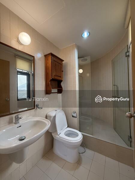 Common Room 1 Bathroom