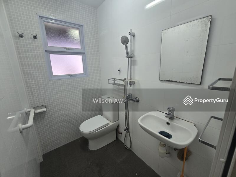 Level 1 common bathroom 