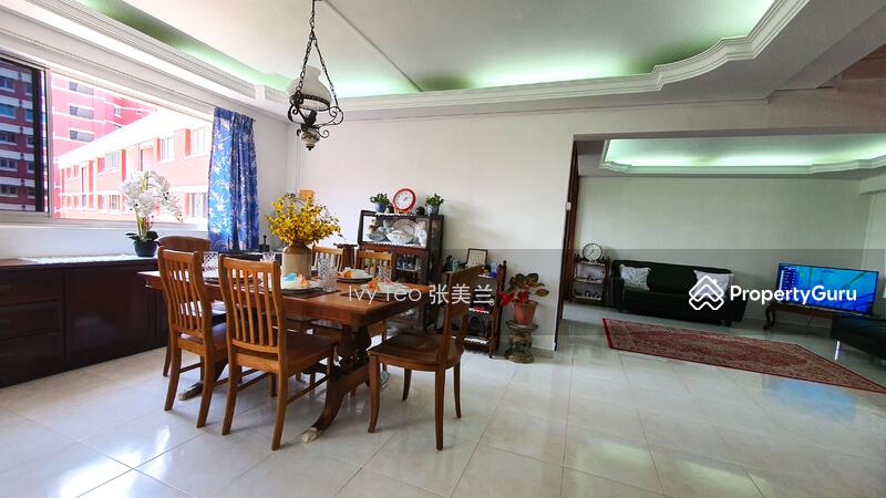 Bright & airy dining area