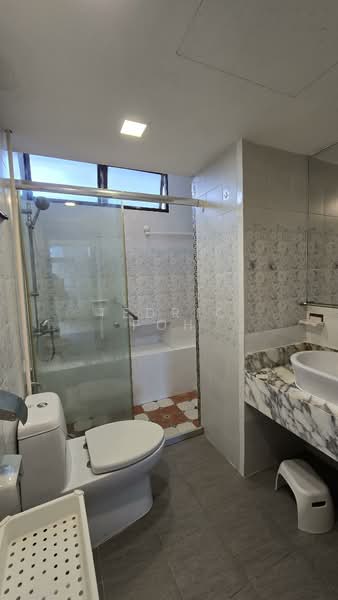 Mandarin Gardens, 1 Siglap Road, 2 Bedrooms, 829 sqft, Condominium For Sale, by Tedric Poh, 60072187 - Bathroom - PropertyGuru.com.sg