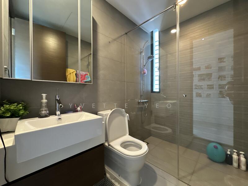 The Suites @ Central, 57B Devonshire Road, 4 Bedrooms, 1,701 sqft, Condominium For Rent, by Yvette Yeo 杨丽颖, 60072204 - Common Bathroom - PropertyGuru.com.sg