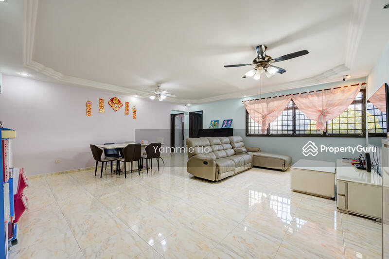 Grand and spacious living room.