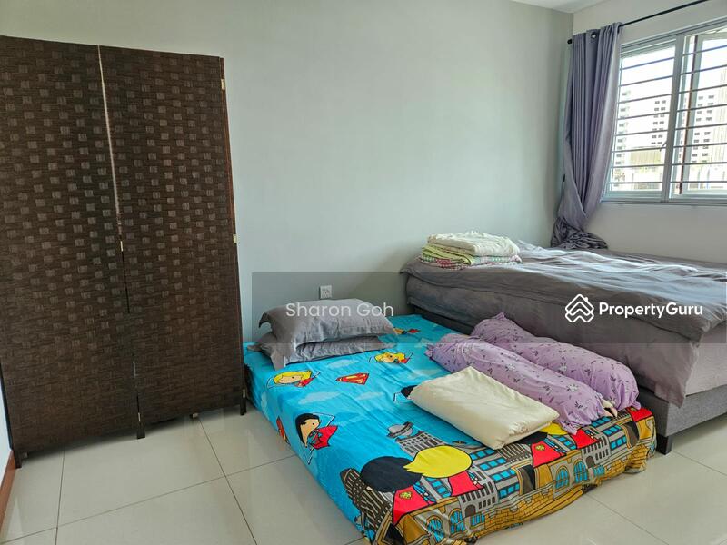Spacious master - can fit 2 queen beds