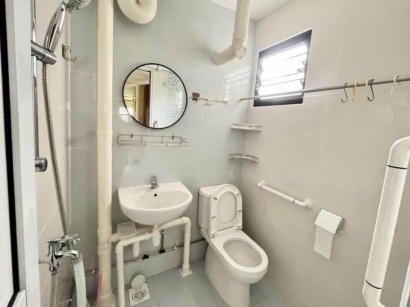 445 Ang Mo Kio Avenue 10, 445 Ang Mo Kio Avenue 10, 1 Bedroom, 500 sqft, HDB Flat For Rent, by Roy Liang, 60073529 - Bathroom - PropertyGuru.com.sg