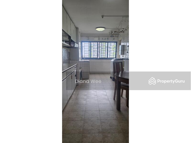Long and spacious kitchen to accommodate dinning table n chairs