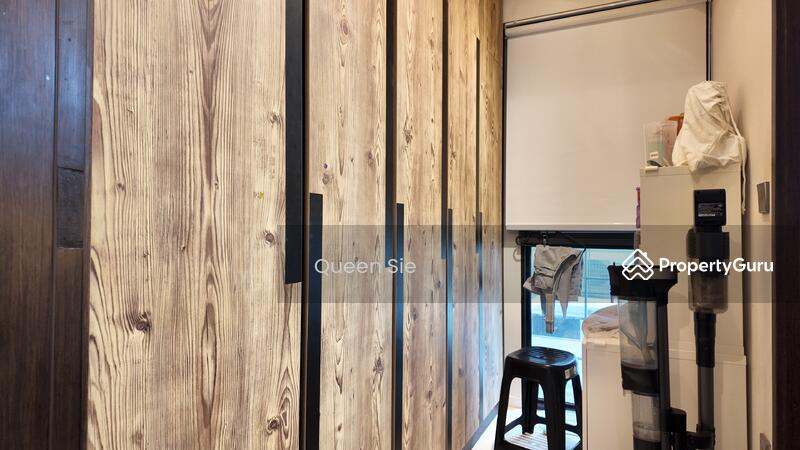 Walk-in wardrobe 