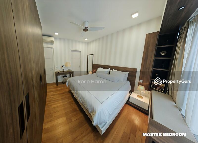 Master Bedroom with king size bed. Your cosy sanctuary at the end of a busy day!