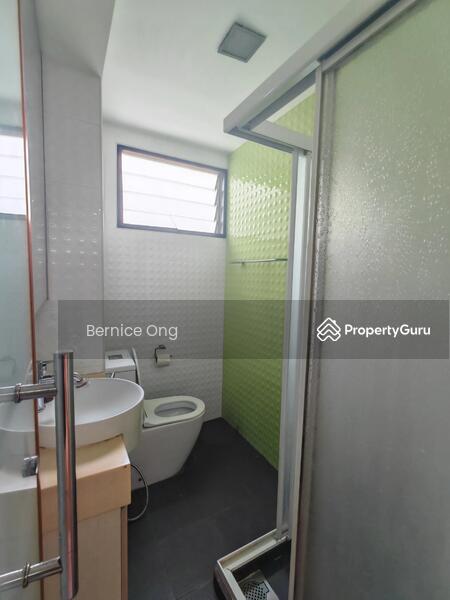 Common Bathroom 2