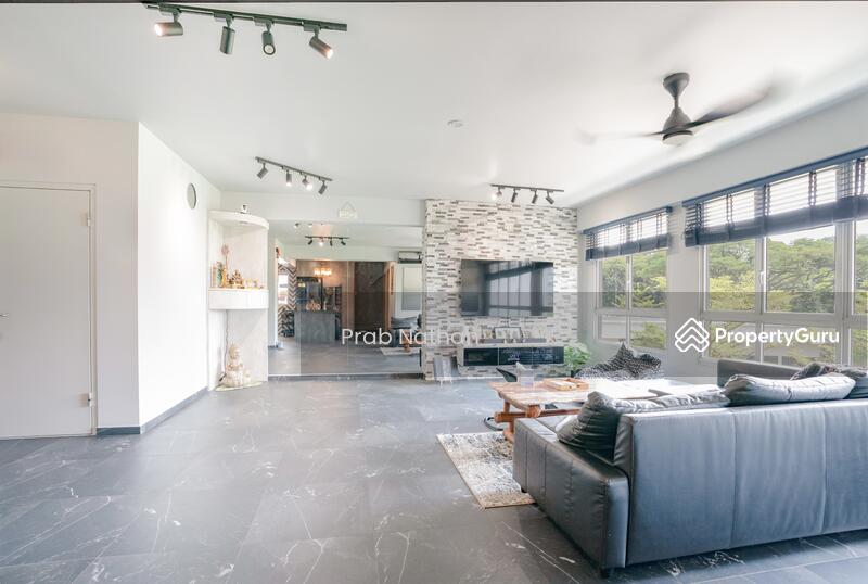 Bright and spacious Living!