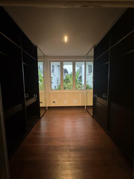 Walk-in wardrobe 