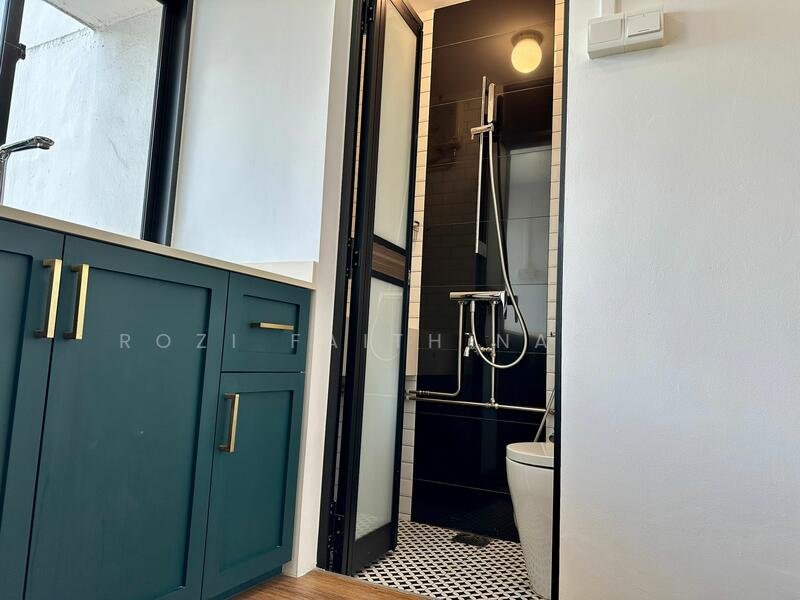 Lower floor toilet
