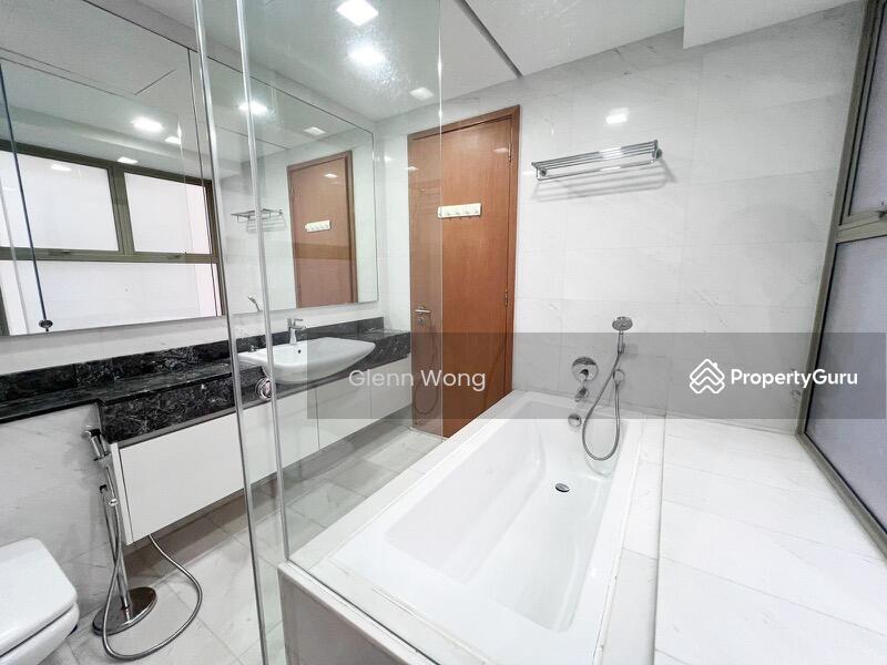 Queen Ensuite w Patio