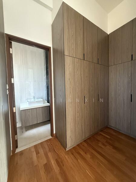 Junior master walk-in and bathroom